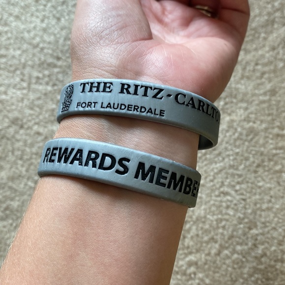 Ritz Carlton Fort Lauderdale rewards member bundle of 2 jelly bracelets NWOT - Picture 2 of 3